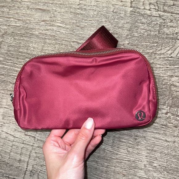 NWT Lululemon Everywhere Belt Bag Mulled Wine MLWI - Picture 6 of 8